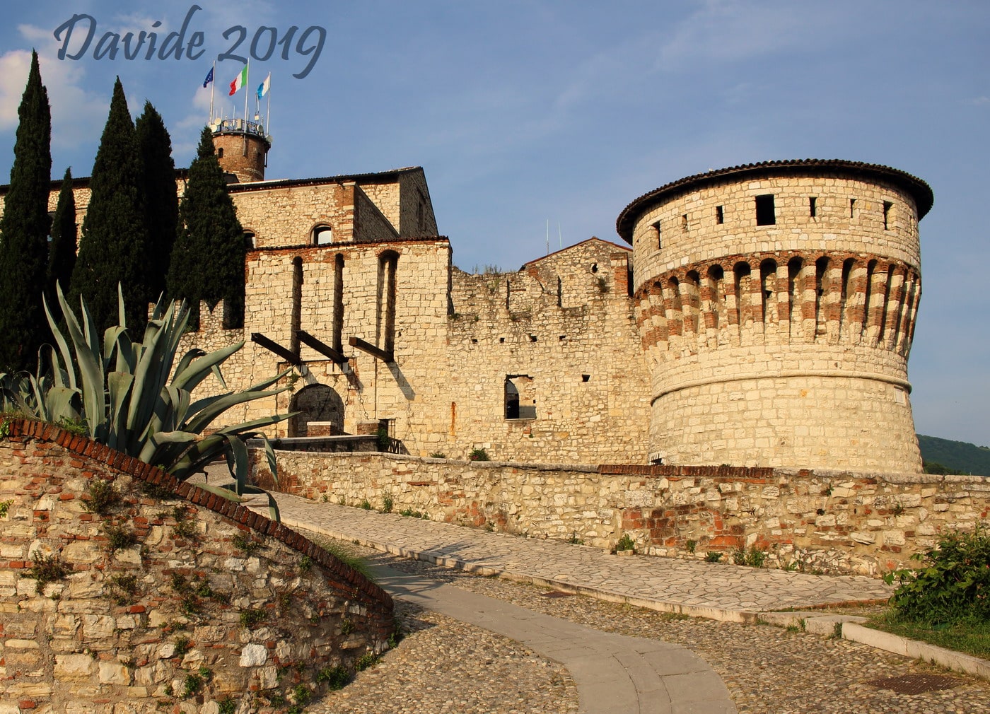 Brescia (Lombardia – Italia). Castello: Torre dei Prigionieri, Ponte Levatoio e Mastio. Davide. 2018. Fotografia digitale