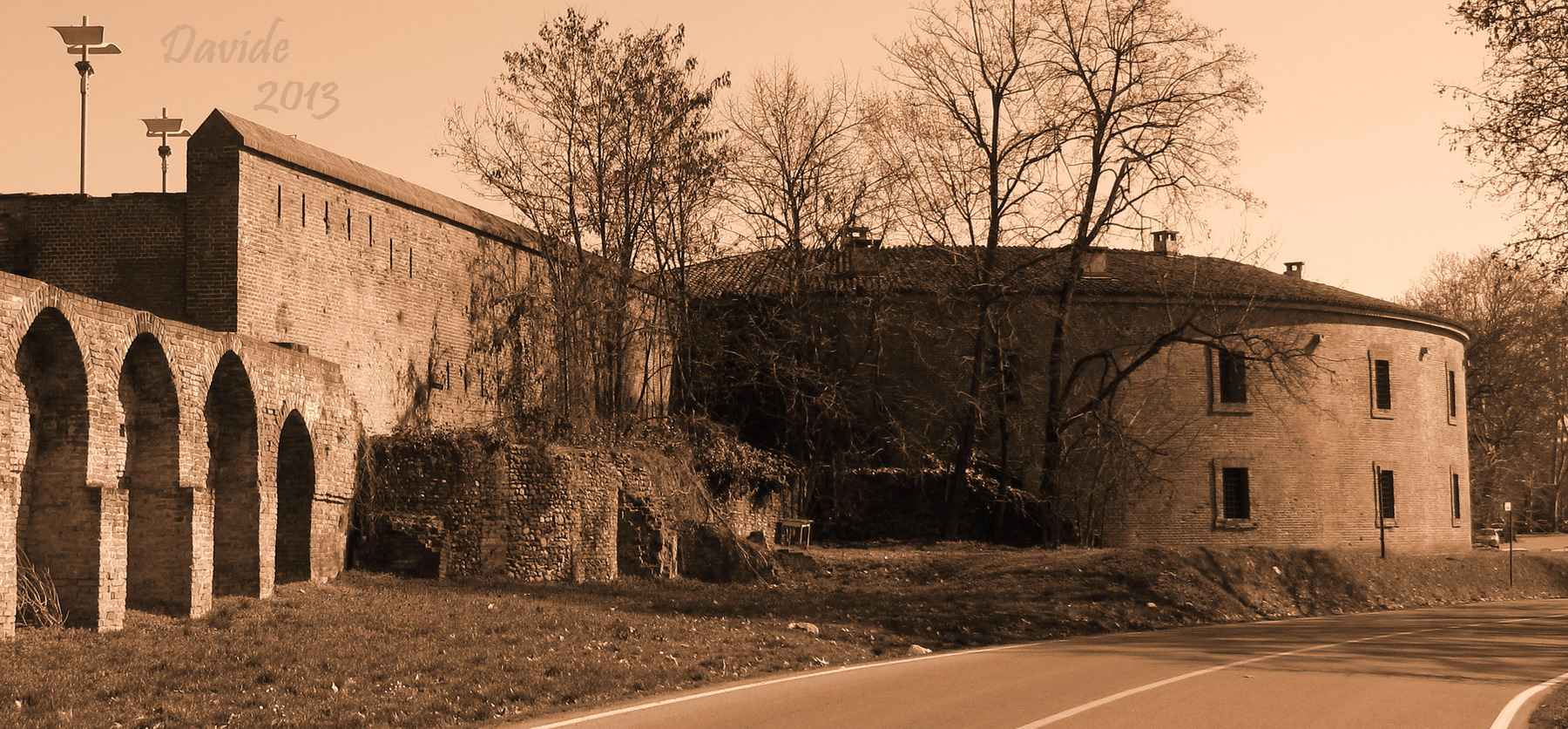 Piacenza (Emilia-Romagna – Italia). Torrione di Porta Borghetto: fronte Sud-Ovest e corpo di guardia fortificato. Davide. 2013. Fotografia digitale