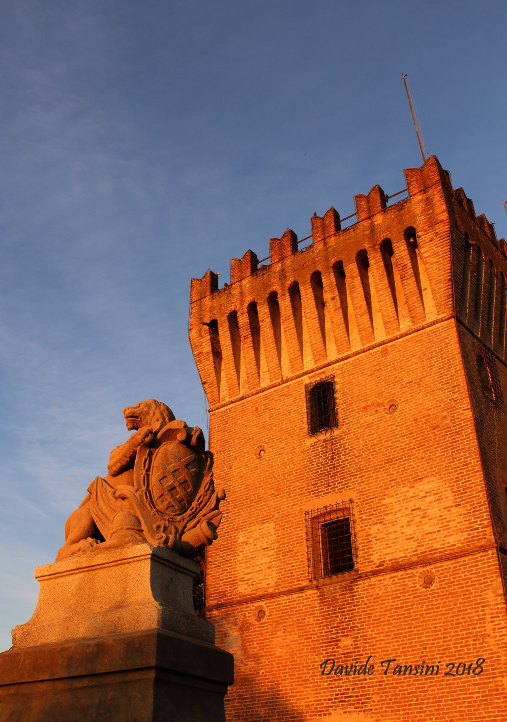 Pizzighettone (Cremona, Lombardia – Italia). Torre del Guado e leone. Davide. 2018. Fotografia digitale